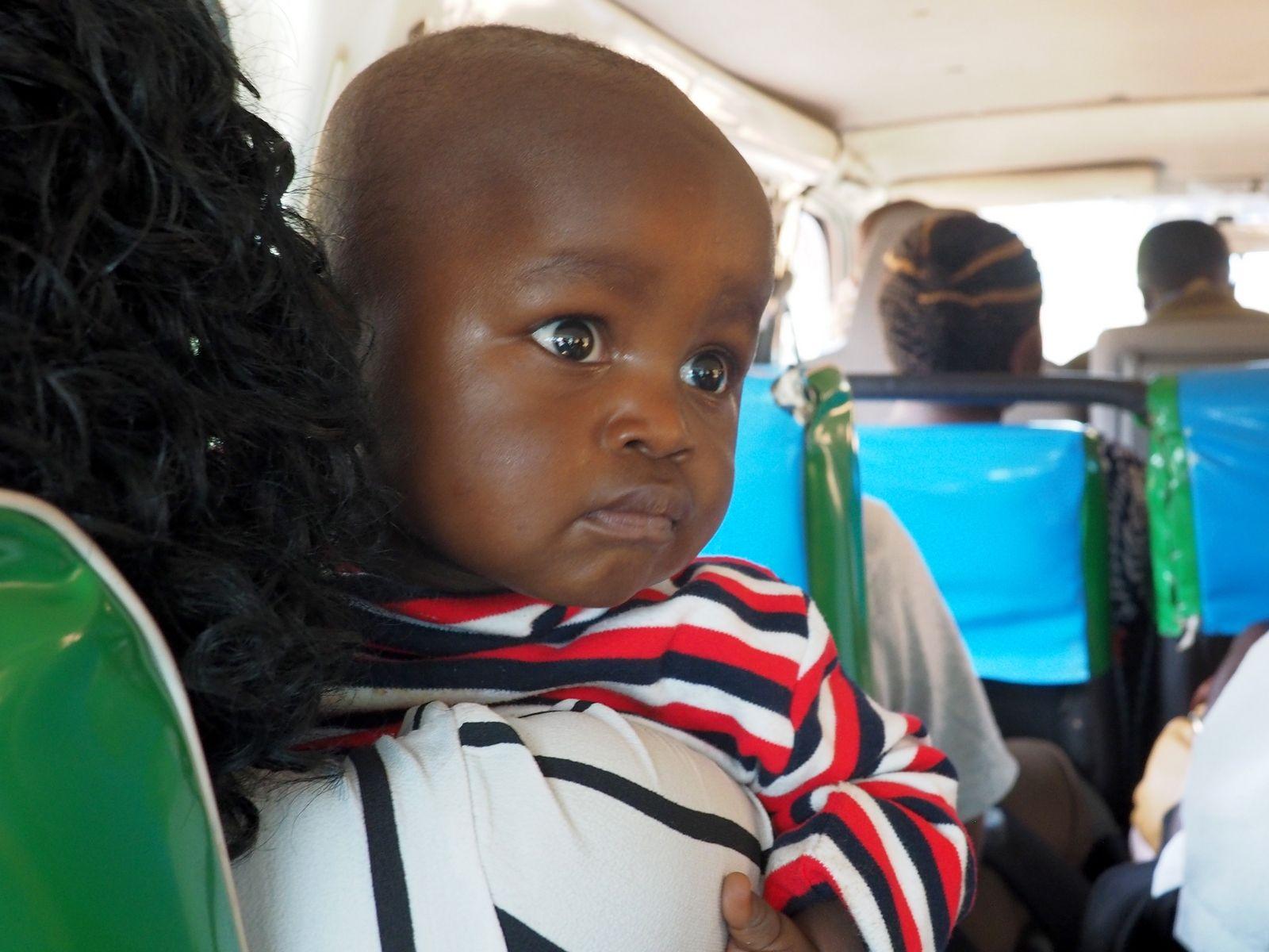 Unde mă duceți? Interior de matatu tot cu huse plasticoase, dar rezistente