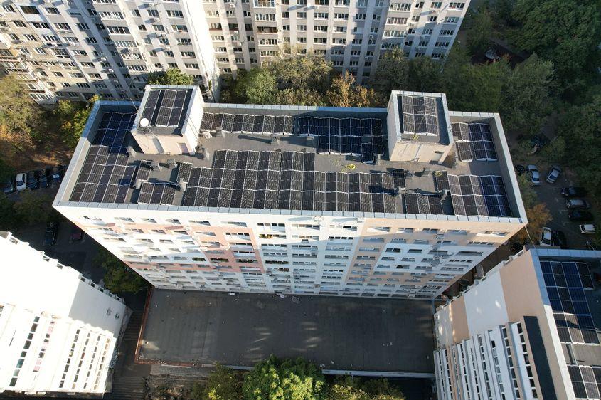 Aproximativ 100.000 de blocuri de apartamente din România ar putea produce energie verde prin instalarea de panouri fotovoltaice pe acoperișurile lor. Foto: Ioana Podaru, președinta unei asociații de proprietari din Sectorul 3