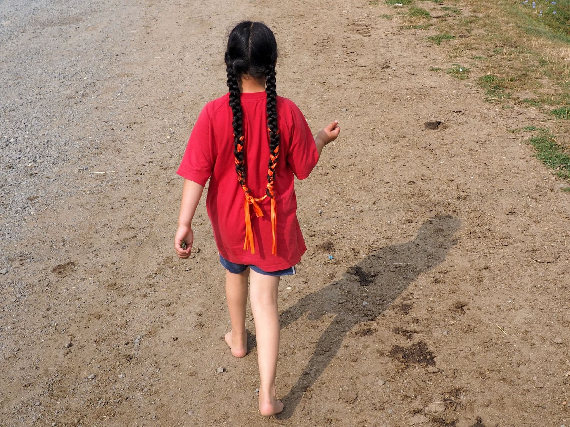 O fetiță din Viscri pleacă spre magazin să-și cumpere o înghețată.