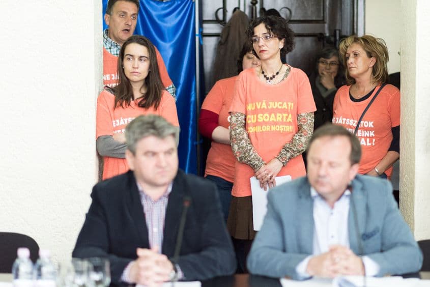 Csiki Csengele (în centrul imaginii, cea cu ochelari).