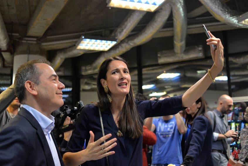 Clotilde Armand își face un selfie alături de Vlad Alexandrescu. Foto: Lucian Muntean