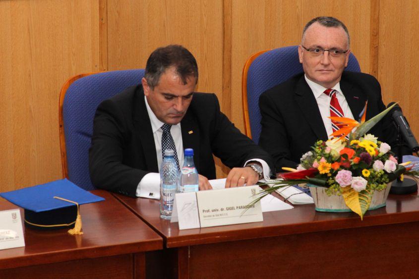 Gigel Paraschiv, alături de Sorin Cîmpeanu, fost ministru al Educației. Foto: Universitatea „1 Decembrie 1918” Alba Iulia