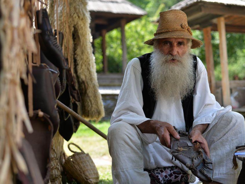 Alexandru Ilinca are o colecție de circa 100 de opinci pe care le plimbă prin țară pentru a preda o lecție de istorie. Fotografii: Lucian Muntean