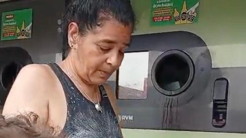 După o viață trăită în centrele statului, acum Felicia reciclează sticle ca să poată supraviețui. Foto: arhivă personală