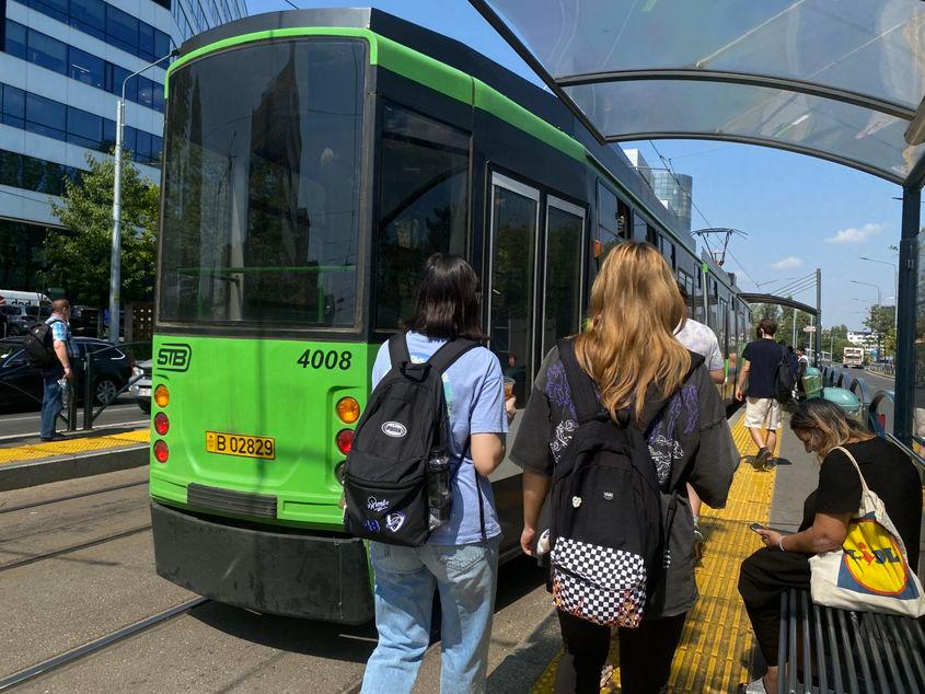 (Tramvaiul 11 în stația STB de pe bulevardul Iuliu Maniu)
Foto: Alina Zibrițchi/PressOne)