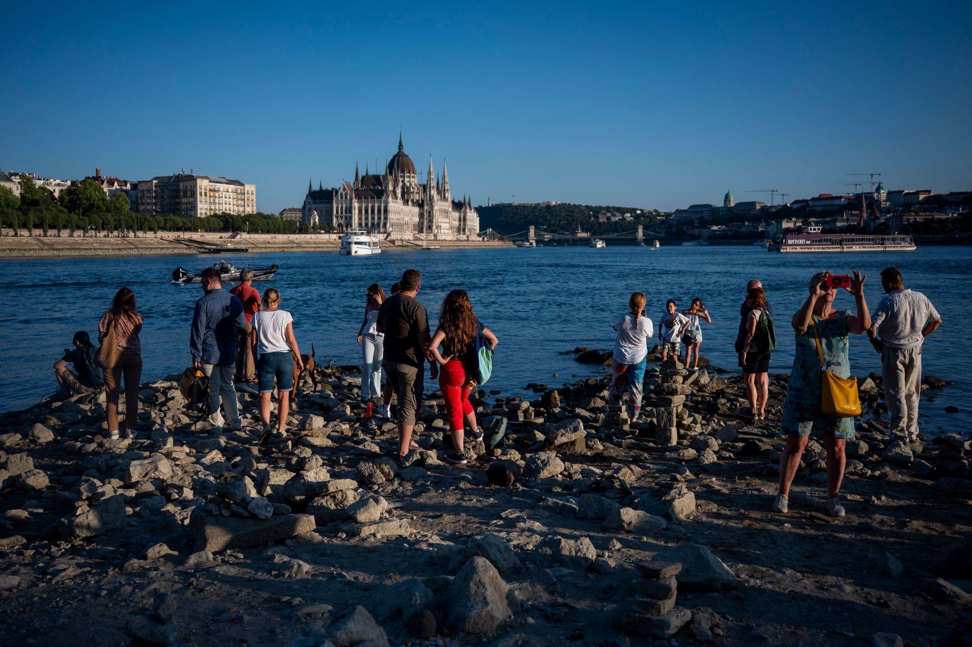 28 iulie 2026 - oamenii își fac poze cu Dunărea, aflată la niveluri extrem de scăzute în capitala Ungariei, Budapesta. Foto: EPA/ZOLTAN BALOGH HUNGARY OUT