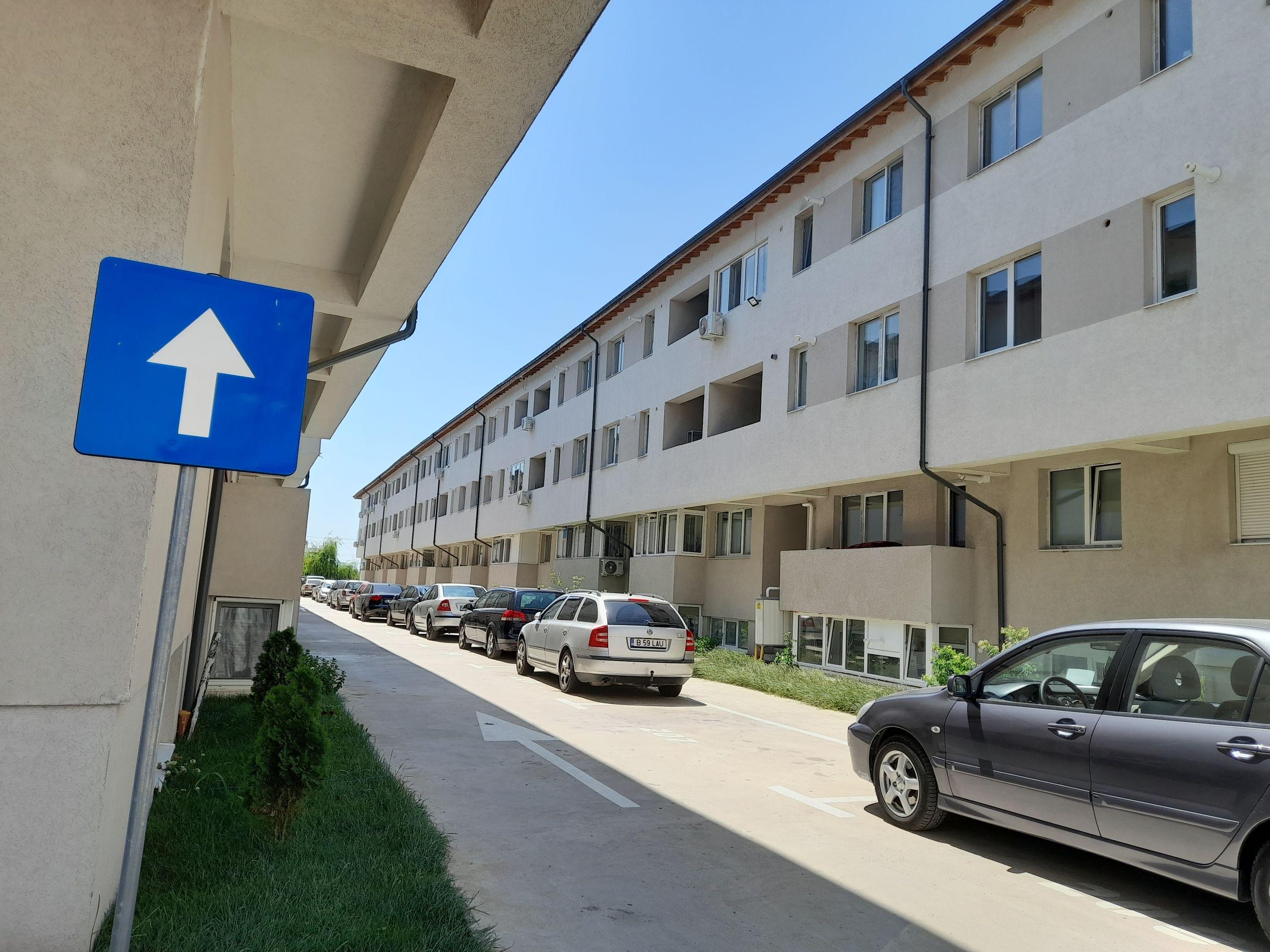 Ansamblu rezidențial cu balcoane în pământ