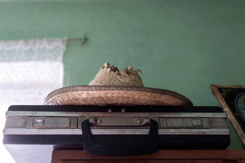 Badea Vasile poartă pălăria când se bărbierește – borurile largi îi protejează ochii de soare.