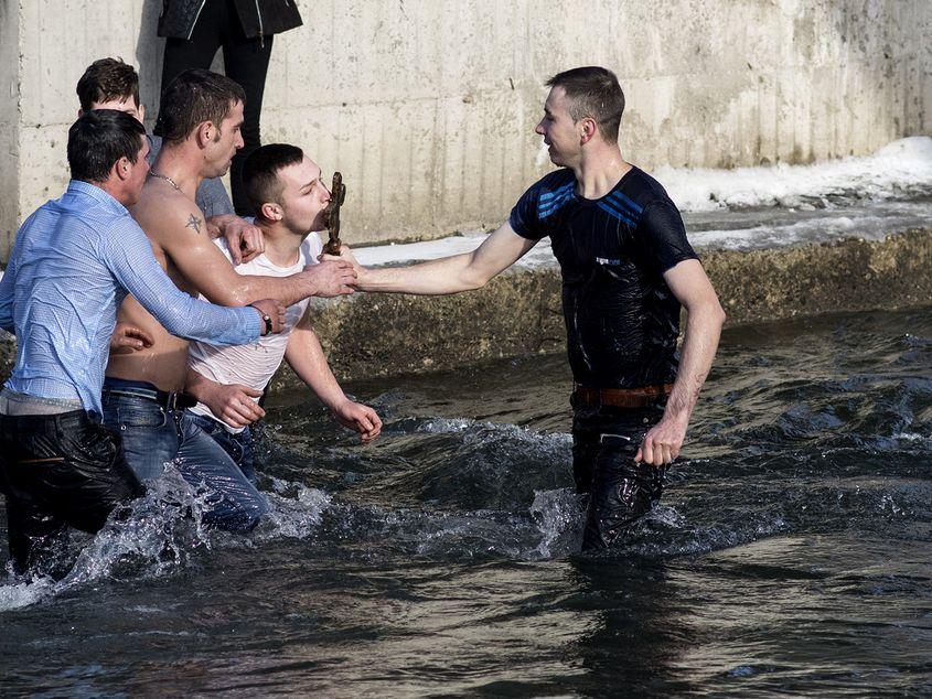 Obicei de Bobotează la Susenii Bârgăului. Tinerii se întrec să recupereze crucea aruncată de preot în apele Bistriţei. Fotografii: Raul Ştef