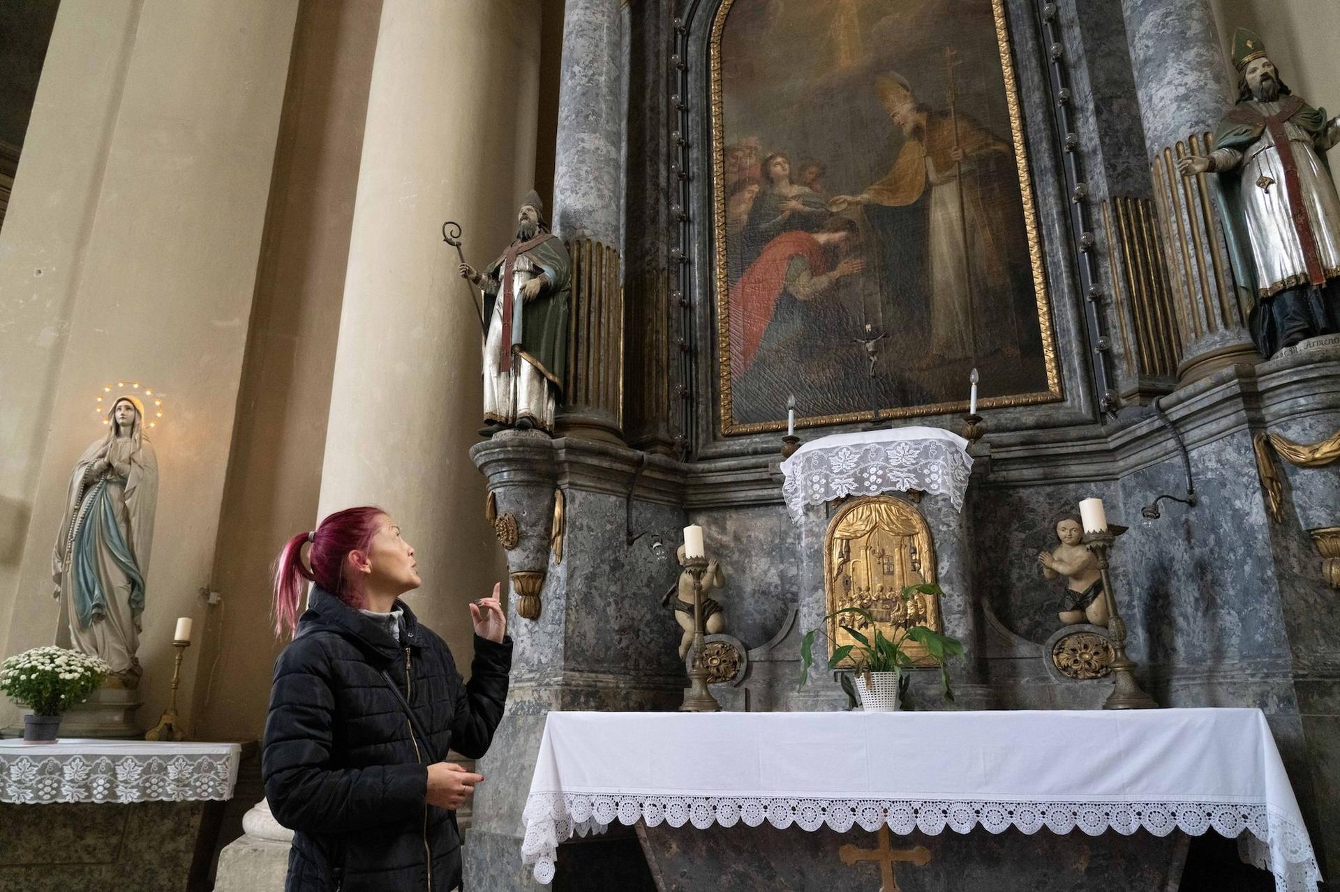 Pe străzile semi pustii din Gherla ne conduce Erika Esztegar, care conduce un ansamblu de dansuri tradiționale armenești. Foto: Raul Ștef