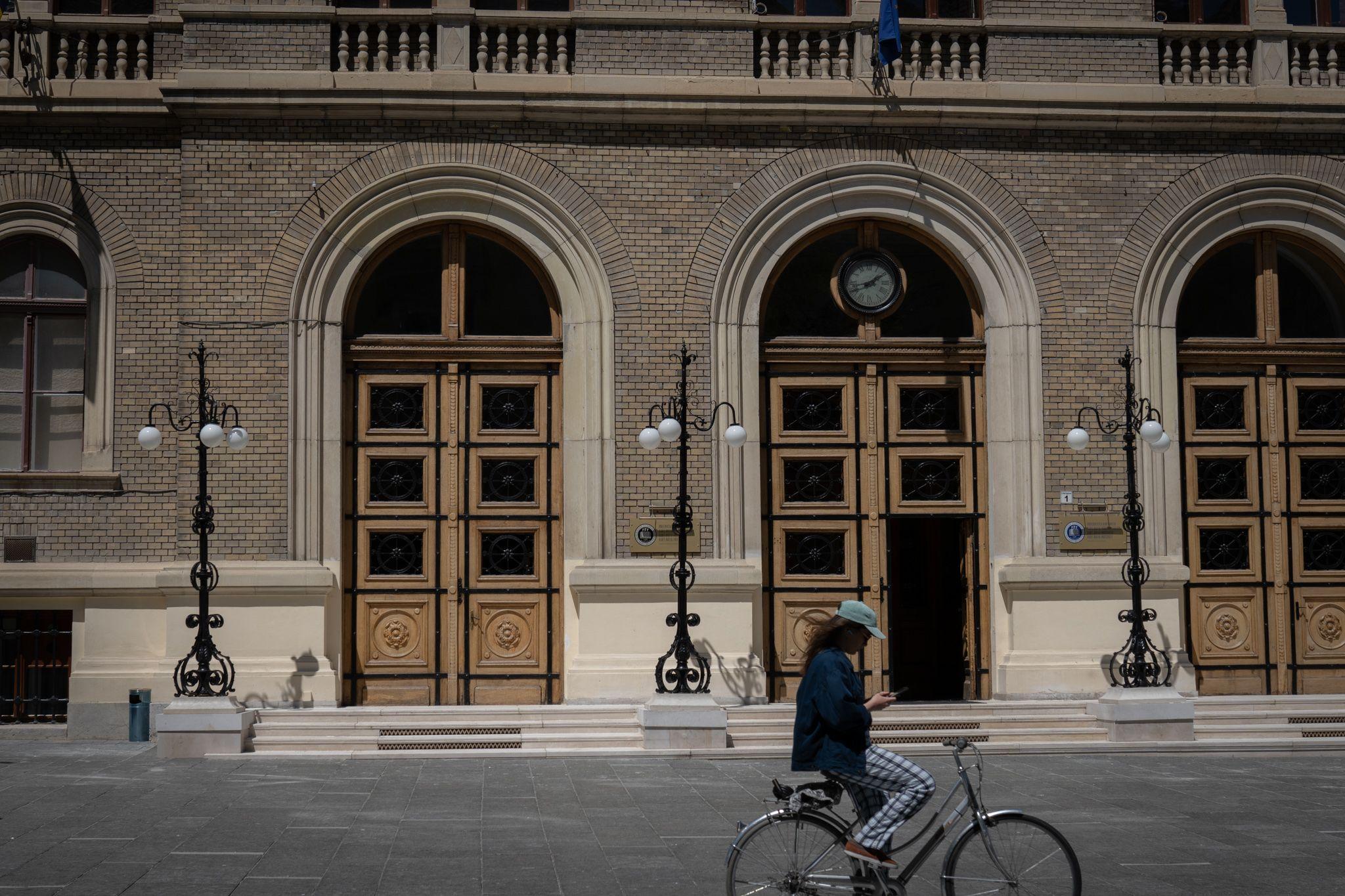 Tineri trec pe lângă clădirea UBB, din Cluj-Napoca, pe 10 mai, 2024. Andreea Câmpeanu