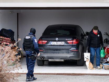 MIERCURI, 20 DECEMBRIE. În timp ce locuinţa familiei sale era percheziţionată, profesorul Lucan s-a dus cu un jandarm după el să le dea de mâncare câinilor şi să ude florile. Foto: Raul Ştef
