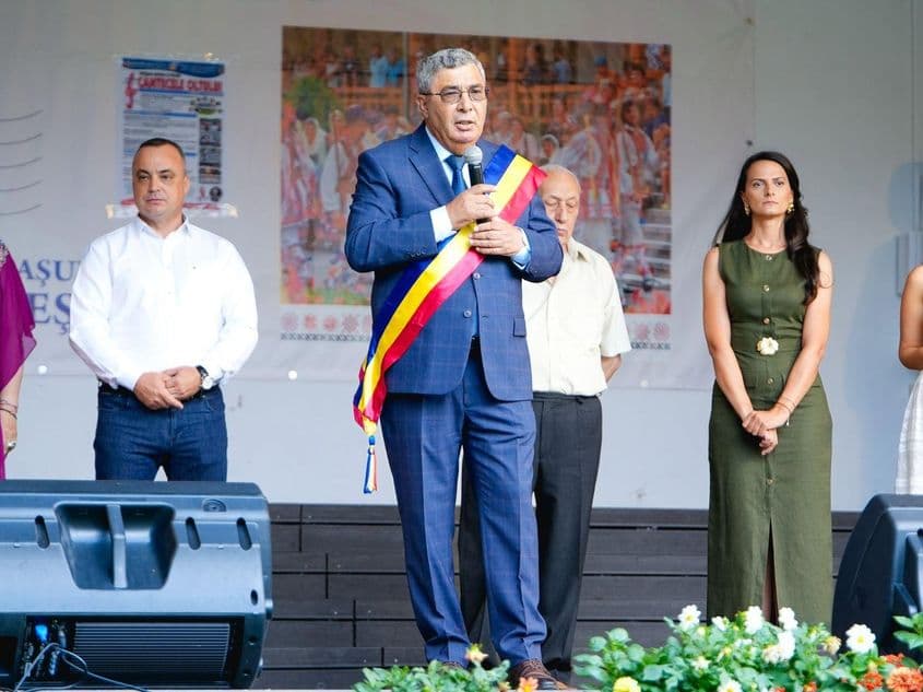 <strong>Florinel Constantinescu, primarul din Călimănești, județul Vâlcea, a refuzat să comenteze rezultatul reabilitării Castrului Roman Arutela. </strong><br><strong>FOTO: Facebook Florinel Constantinescu</strong>
