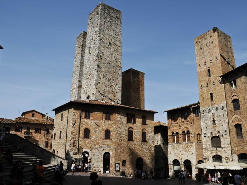 Turnurile "gemene" din San Gimignano, văzute din Piazza del Duomo. Fotografii: Lucian Muntean
