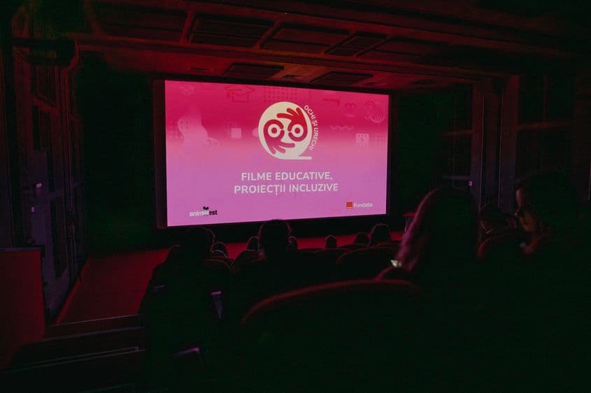 Proiecție de film, la cinematograful universității de film UNATC, cu filme accesibilizate pentru persoanele cu deficiențe de auz. Foto: Animest