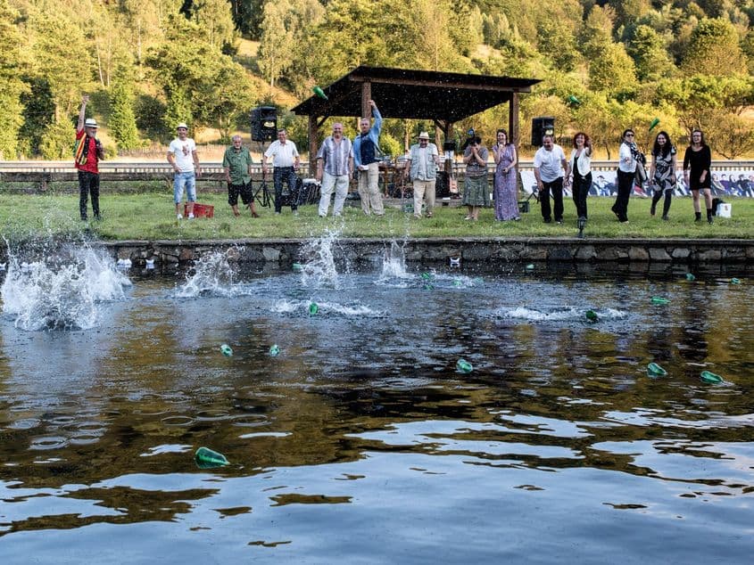 Poeții au lansat la apă sticle conținând propriile versuri. Fotografii: Raul Ștef