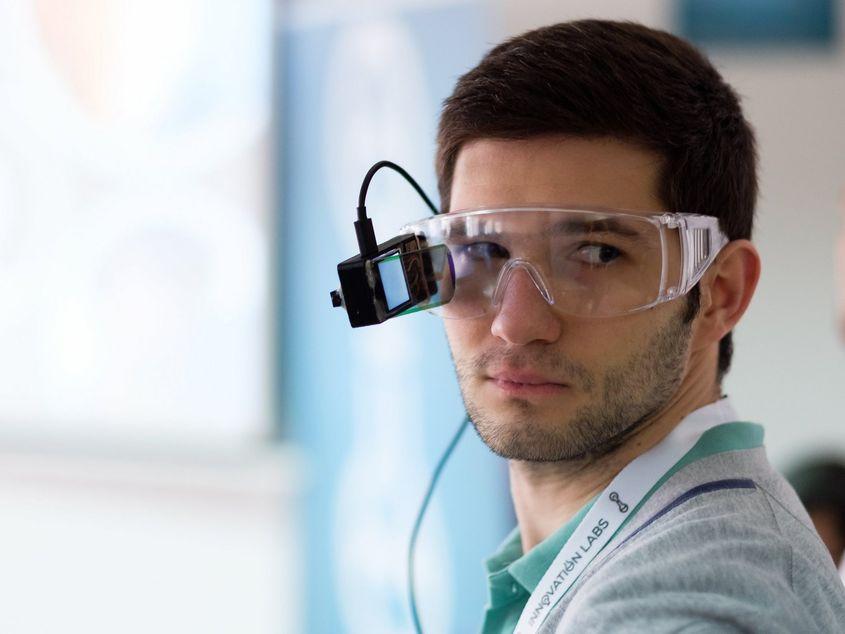 Ochelarii digitali ai firmei ClarK (purtați aici de Vlad Măcelaru) sunt încă în faza de prototip, dar au primit mai multe premii internaționale pentru inovație. Sursa foto: clark.vision
