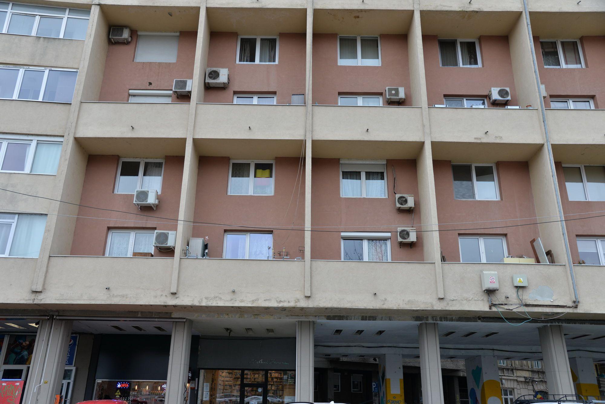 Aparate de aer condiționat montate pe fațada blocurilor din ansamblul arhitectonic din zona Sala Palatului, București. Foto Lucian Muntean