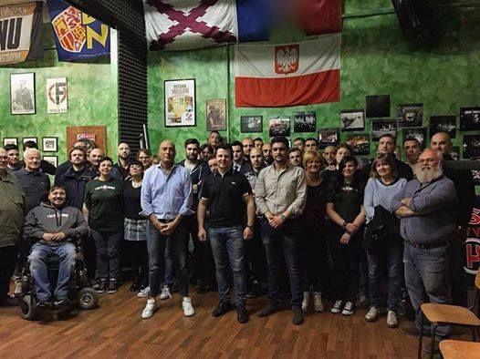 Tudor Ionescu (în centru, cu tricou negru), primit de Nuova Forza Italia la Milano.