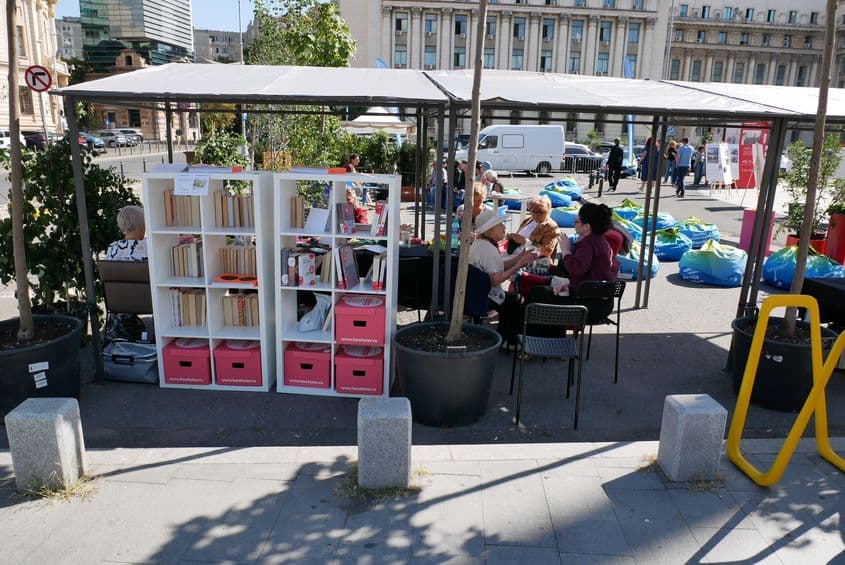 Cele 12 locuri de parcare eliberate temporar ar putea deveni, în viziunea organizatorilor, punctul de plecare pentru o amenajare permanentă, cu mai multă vegetație și locuri de stat. FOTO: Norbert Nemeș