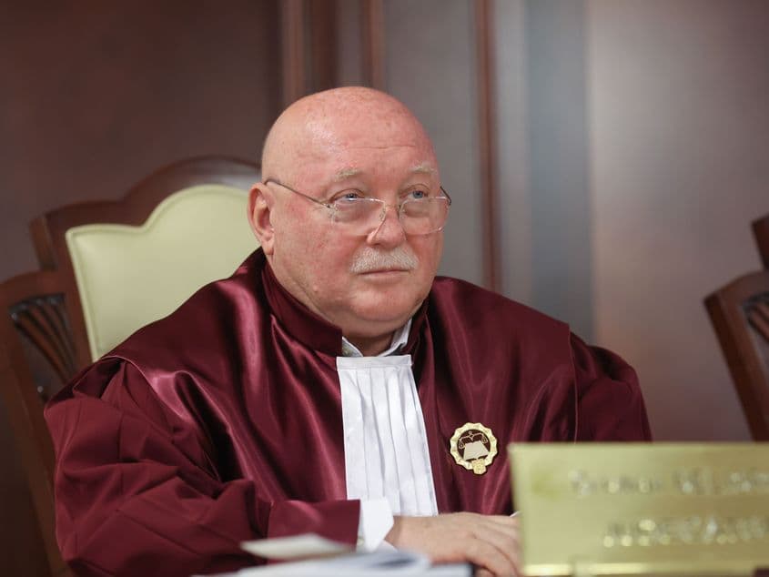 Judecătorul constituțional Cristian Deliorga a zburat cu două avioane private în luna iulie spre Nisa și Mykonos, în zborul spre insula grecească aflându-se în compania mai multor politicieni și oameni de afaceri. Foto: Inquam Photos / George Călin