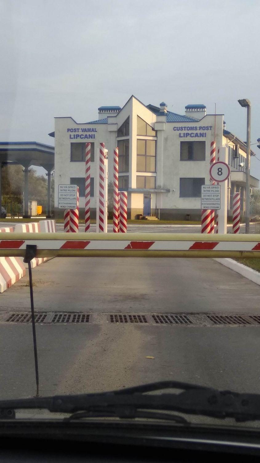 Vama Lipcani, de la frații moldoveni, pe unde nu se trece decât cu carte verde care e cu adevărat verde și cu ștampilă umedă.