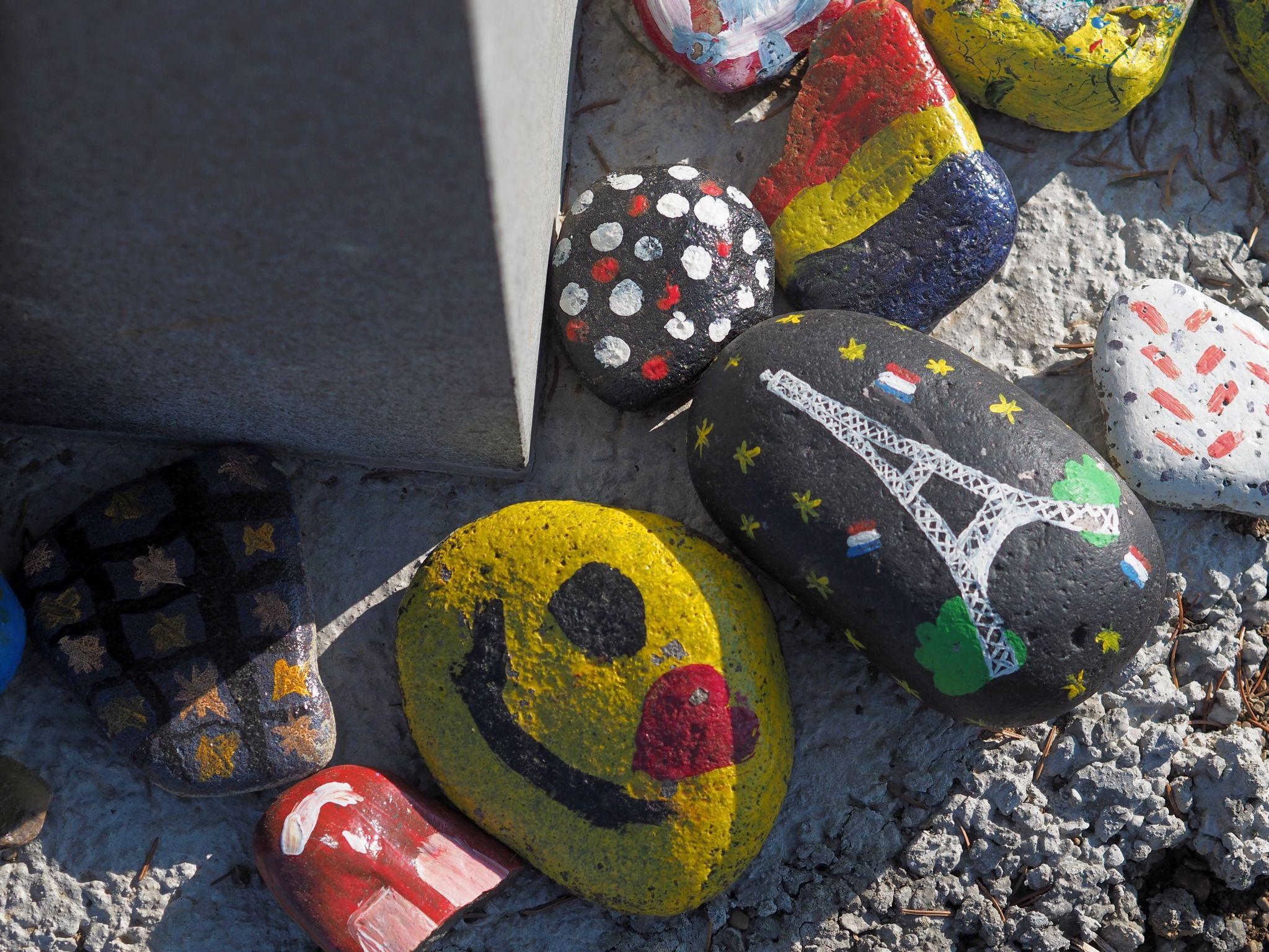 La poalele unei borne, copiii au lăsat niște pietre de aducere aminte pictate cu ce au simțit ei.