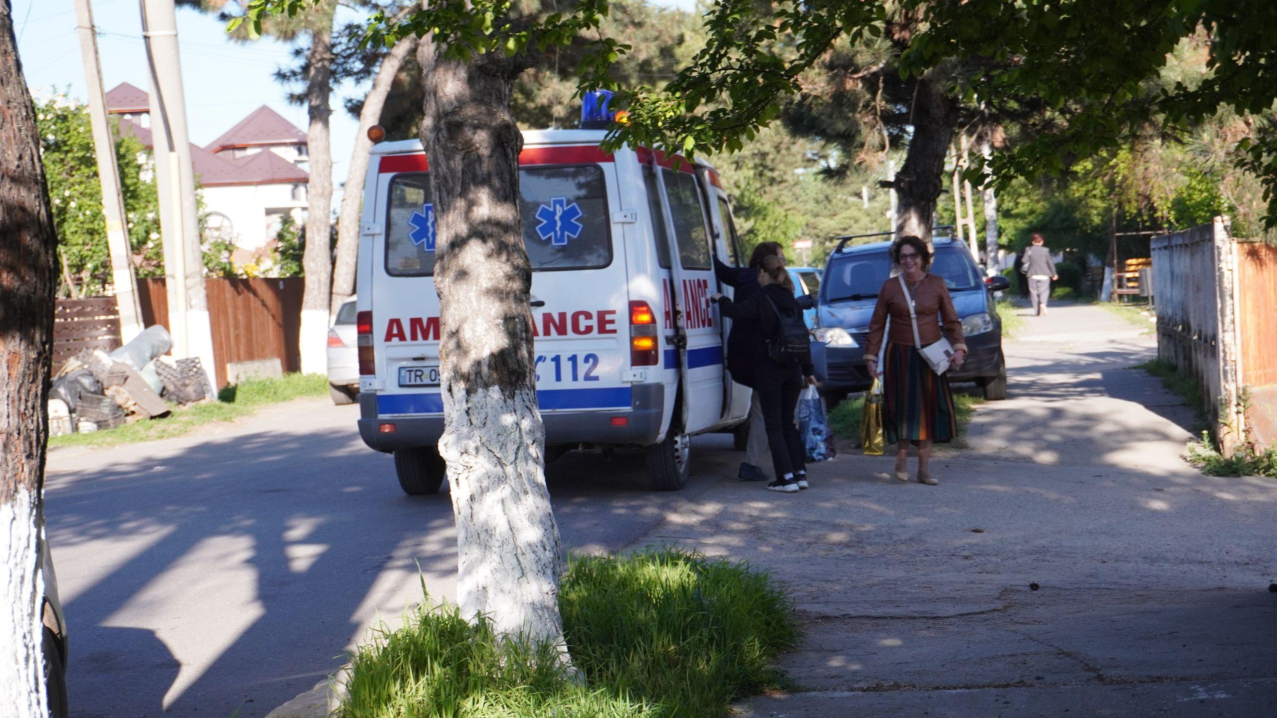 Fără girofar pornit, ambulanța trage pe dreapta în fața policlinicii din Videle și din mașină coboară trei femei. Foto: Laura Popa