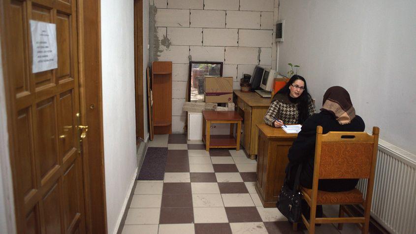 Din cauza spațiului restrâns, o parte dintre întâlnirile consilierilor de probațiune cu cei pe care îi supraveghează se petrec pe holul instituției. Foto: Raul Ștef