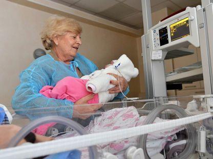 Bunicile voluntare: "Îi schimbăm, le dăm să mănânce, ne prostim, şi-atunci se luminează!"