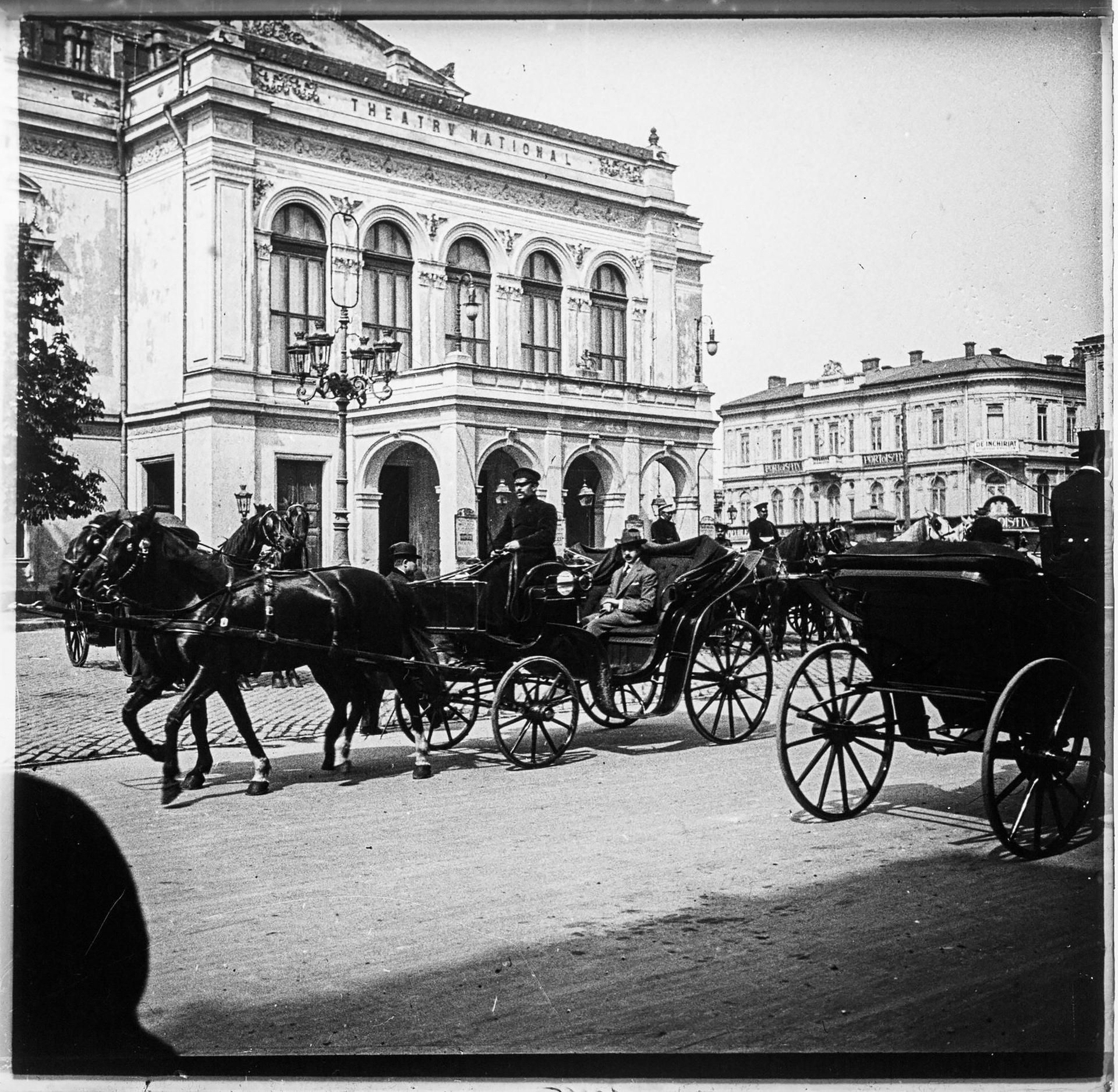 Birje pe Calea Victoriei, în fața fostului Teatru Național, 1913. Foto: <a target="_blank" rel="noreferrer noopener" href="https://www.muzeuldefotografie.ro/2016/05/bucuresti-3d-1913-plus-un-bonus-din-galati/" target="_blank">Muzeul de fotografie</a> Arhiva Alex Gâlmeanu