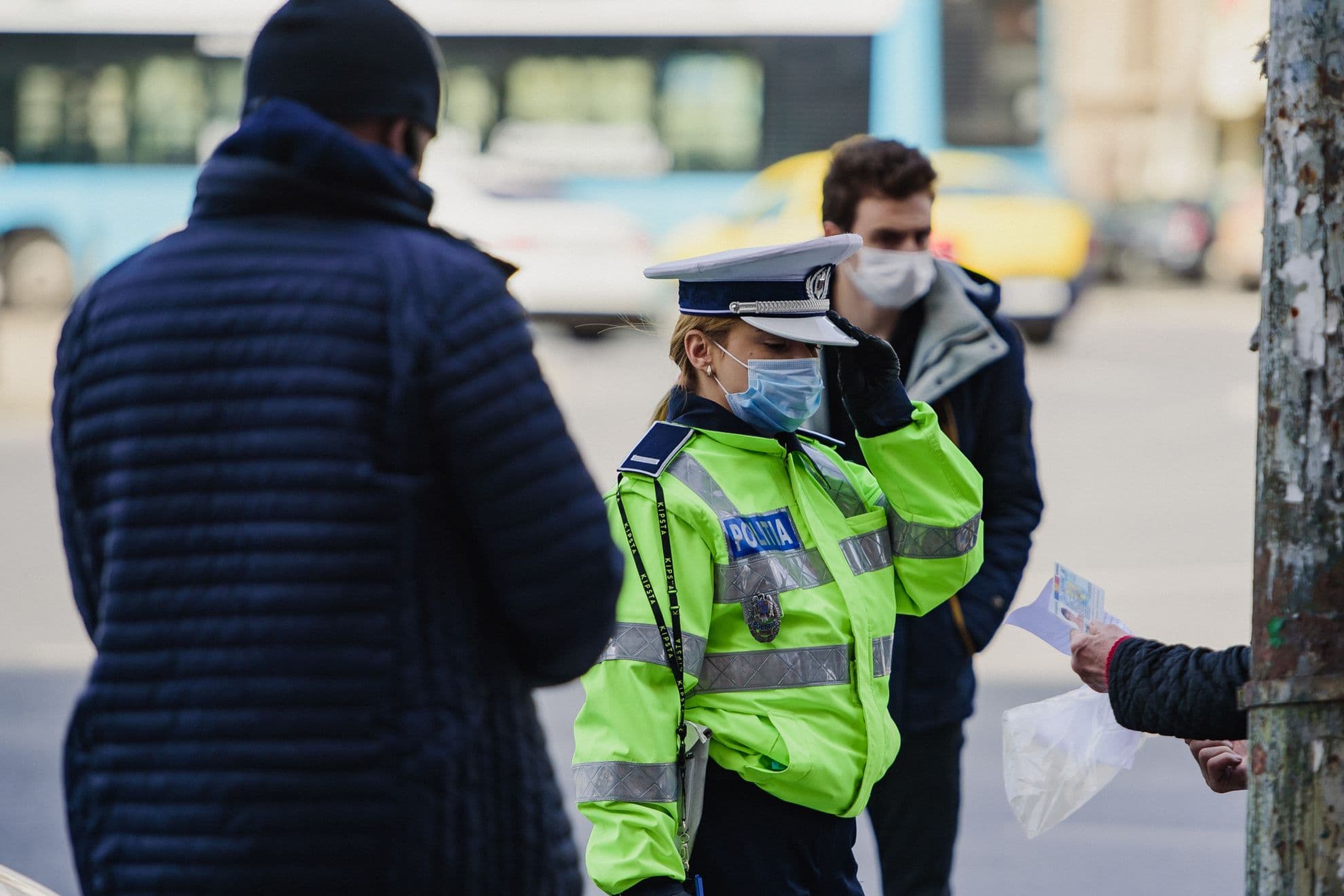 Împreună cu declarația pe proprie răspundere, trebuie să avem la noi și buletinul. Foto: Ioana Epure
