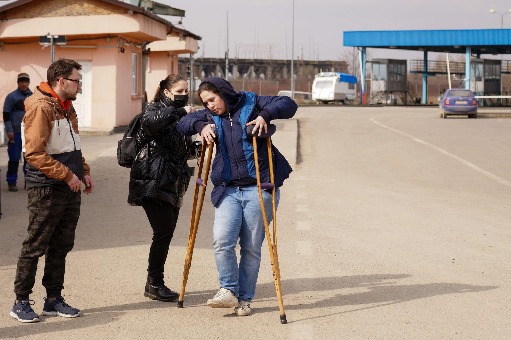 Refugiații ucraineni sunt ajutați să-și continue drumul. Vama Halmeu, România, 6 martie 2022. Foto: Raul Ștef
