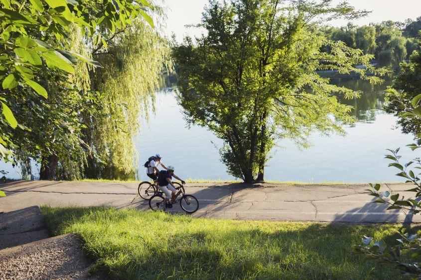 Bicicliști în Parcul Tineretului. Foto: ID 58370752 ©
Dianabahrin | Dreamstime.com