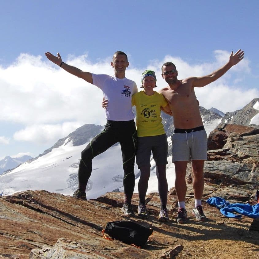 Adi Toma (în stânga), alături de Viorica Henry și de Tibi Ușeriu, la ediția 2016 a cursei Tor des Géants. Medic de profesie, Adi Toma a aflat la 40 de ani că mintea sa îl minte, așa că a început să pună la îndoială tot ce îi spune. În 2014 a ajuns la TDG și l-a terminat deși, la kilometrul 220, își luxase un picior. În 2016 a reușit să termine TDG, alături de Viorica Henry, în primii 100 de participanți, parcurgând relaxat toată cursa, după un plan bine stabilit. Foto: Arhiva personală