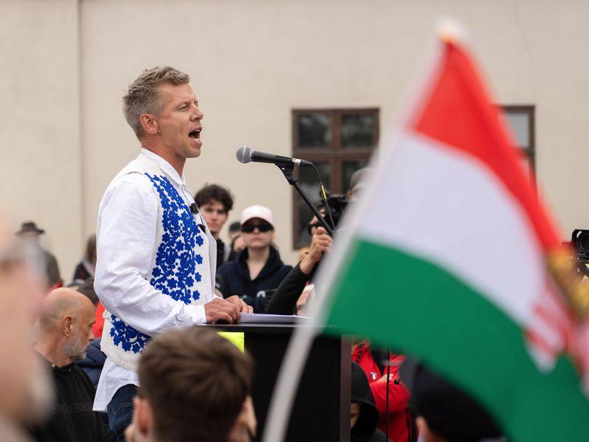 Câteva sute de maghiari din România l-au așteptat la Oradea pe Péter Magyar, rivalul lui Viktor Orbán, care a venit pe jos de la Budapesta. Foto: Radul Ștef