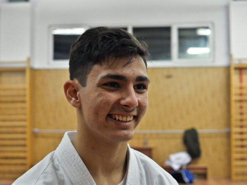 Alexandru Bamboi a zâmbit larg la vestea că a primit o donație de 8.000 de euro de la un grup de profesioniști din IT. Foto: Lucian Muntean