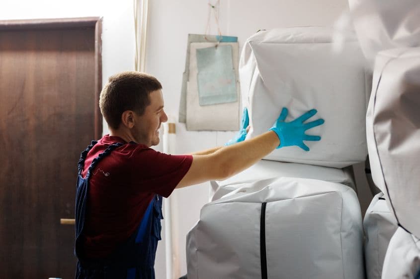 <strong>Întreprinderile sociale de inserție</strong> fac mai mult decât să angajeze persoane din grupuri vulnerabile sau să-i ajute în dobândirea unui set de competențe, ci contribuie la diminuarea distanței dintre angajat și angajator. Foto: Ateliere Fără Frontiere