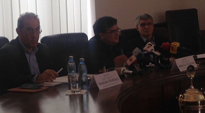 De la stânga, profesorii universitari Marian Popescu, Mircea Dumitru și Liviu Papadima, la conferința de presă a Comisiei de Etică.