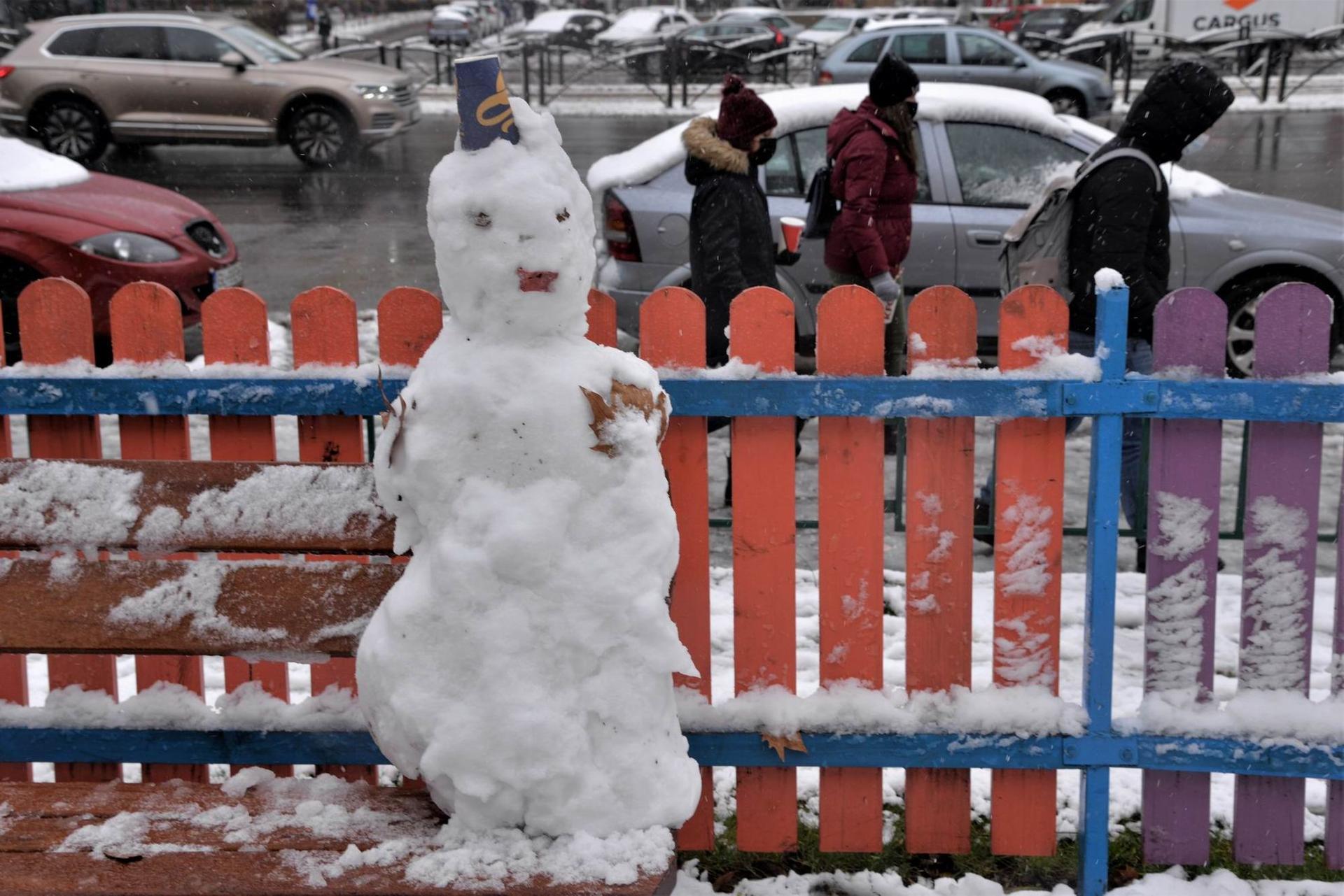 Om de zăpadă, Șoseaua Colentina în zona Piața Obor.  Foto Lucian Muntean