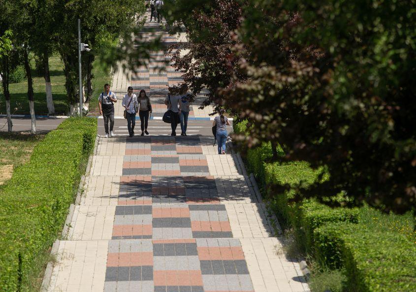 În fața refuzului profesorului Andrei Dumbravă de a-și călca principiul s-au raliat circa 100 de studenți, care au reclamat conducerii facultății tratamentul preferențial aplicat celor care nu frecventează cursurile nici măcar la fără frecvență. Indiferent de forma de învățământ absolvită, diploma oferită specialiștilor în psihologie eliberată de Facultatea din Iași arată la fel. Foto © LCVA | Dreamstime.com