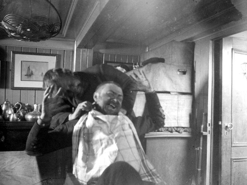FOTODOCUMENT. Norvegianul Roald Amundsen (primul om care a ajuns la Polul Sud, în 1911) îl bărbierește pe Emil Racoviță la bordul vasului "Belgica". Expediţia lor în Antarctica a durat din august 1897 până în martie 1899.
Imagine din patrimoniul Muzeului "Ștefan cel Mare din Vaslui" (c).