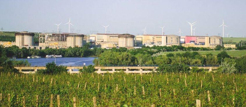 Centrala de la Cernavodă, așa cum e ea azi: așezată temeinic între agricultura din planul apropiat și eolienele din planul îndepărtat. Foto: Ioana Epure