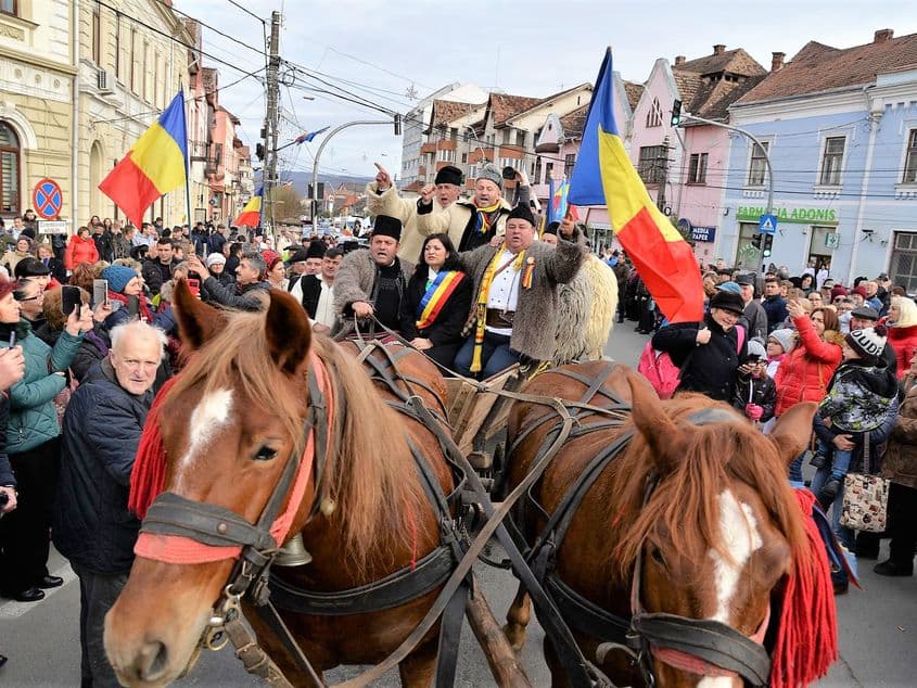 La Aiud, moroşenii au răpit-o în căruţă pe primăriţa Oana Badea. Fotografii: Lucian Muntean