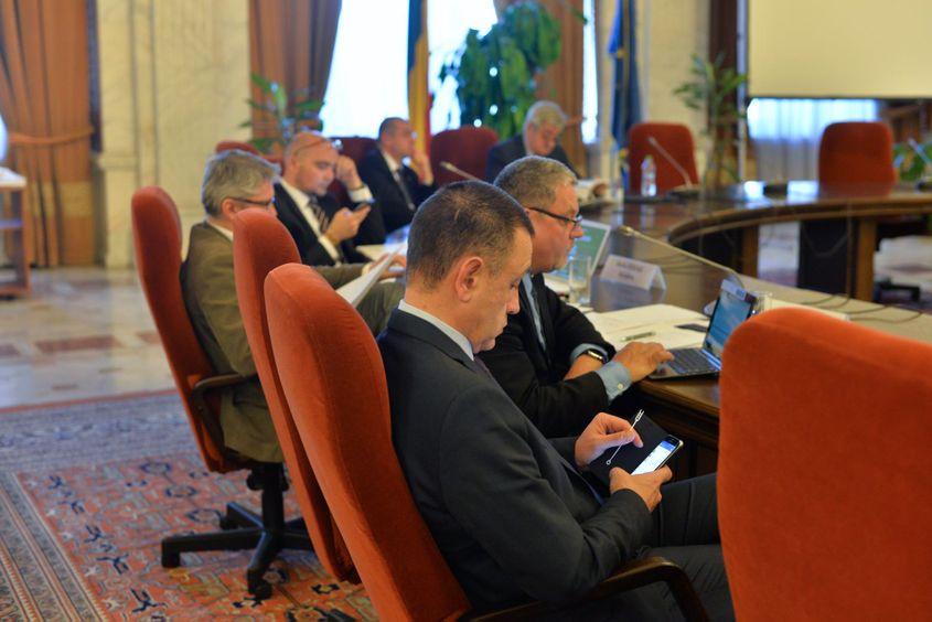 Unii parlamentari i-au ignorat cu desăvârșire pe candidați. Foto: Lucian Muntean