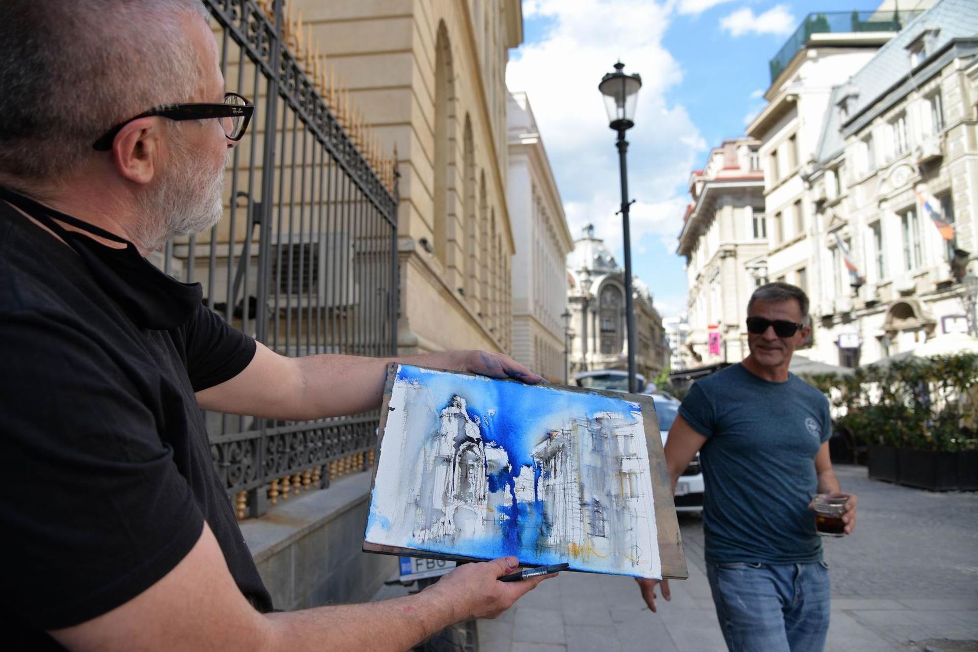 Mugur Popa pictează în acuarelă arhitectura clădirilor din Centrul Istoric al Capitalei. Foto Lucian Muntean