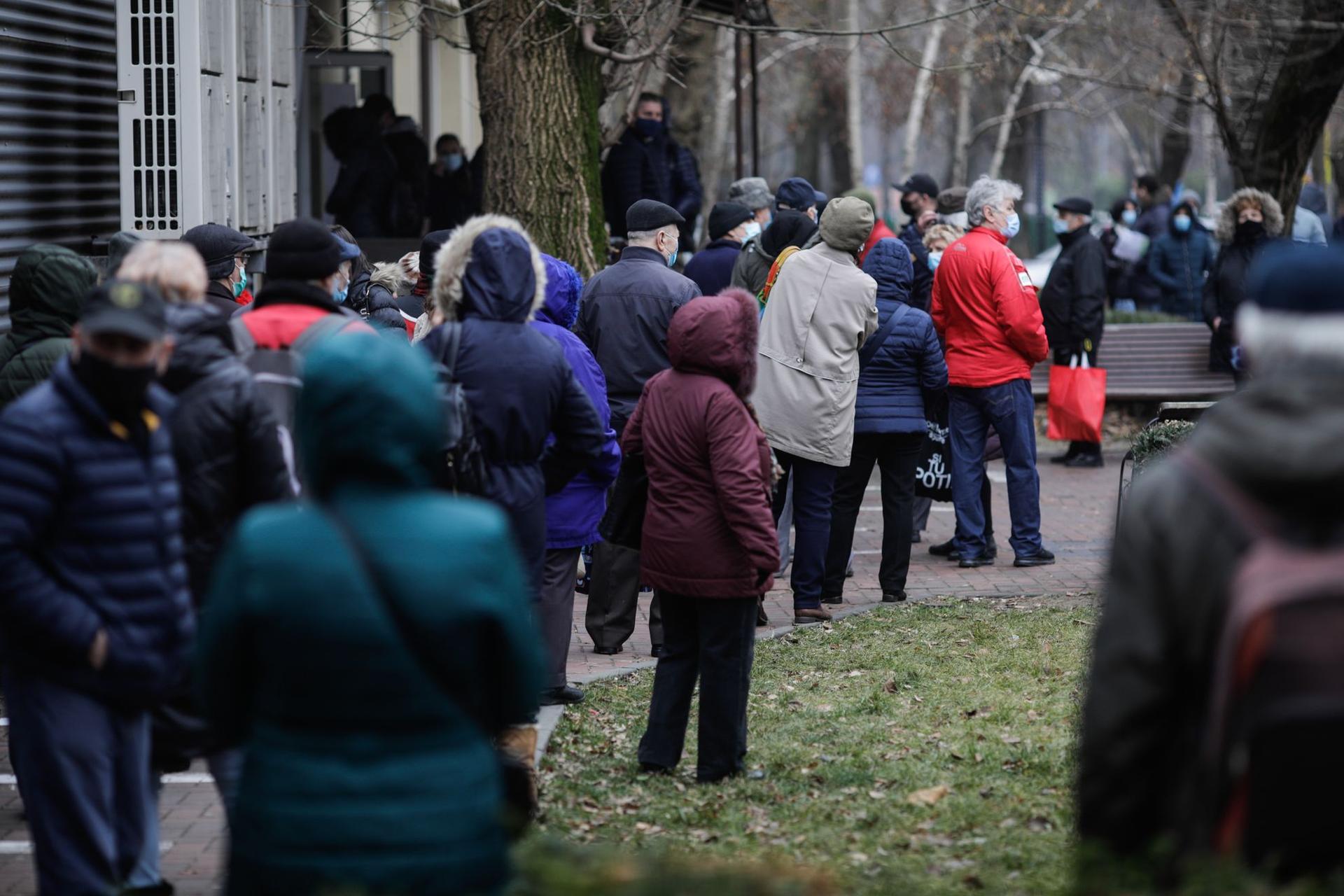 Coadă în fața sediului Direcției de Taxe și Impoziti Sector 3 din București, luni 4 ianuarie 2020. Inquam Photos / George Calin