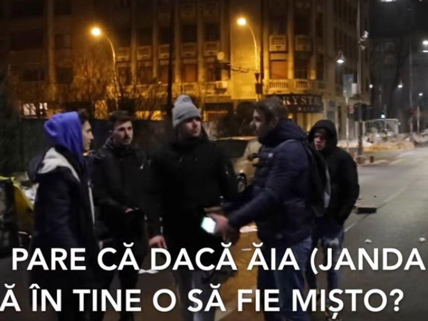 Lucian Scripcaru (în dreapta), între ultrași. Captură video