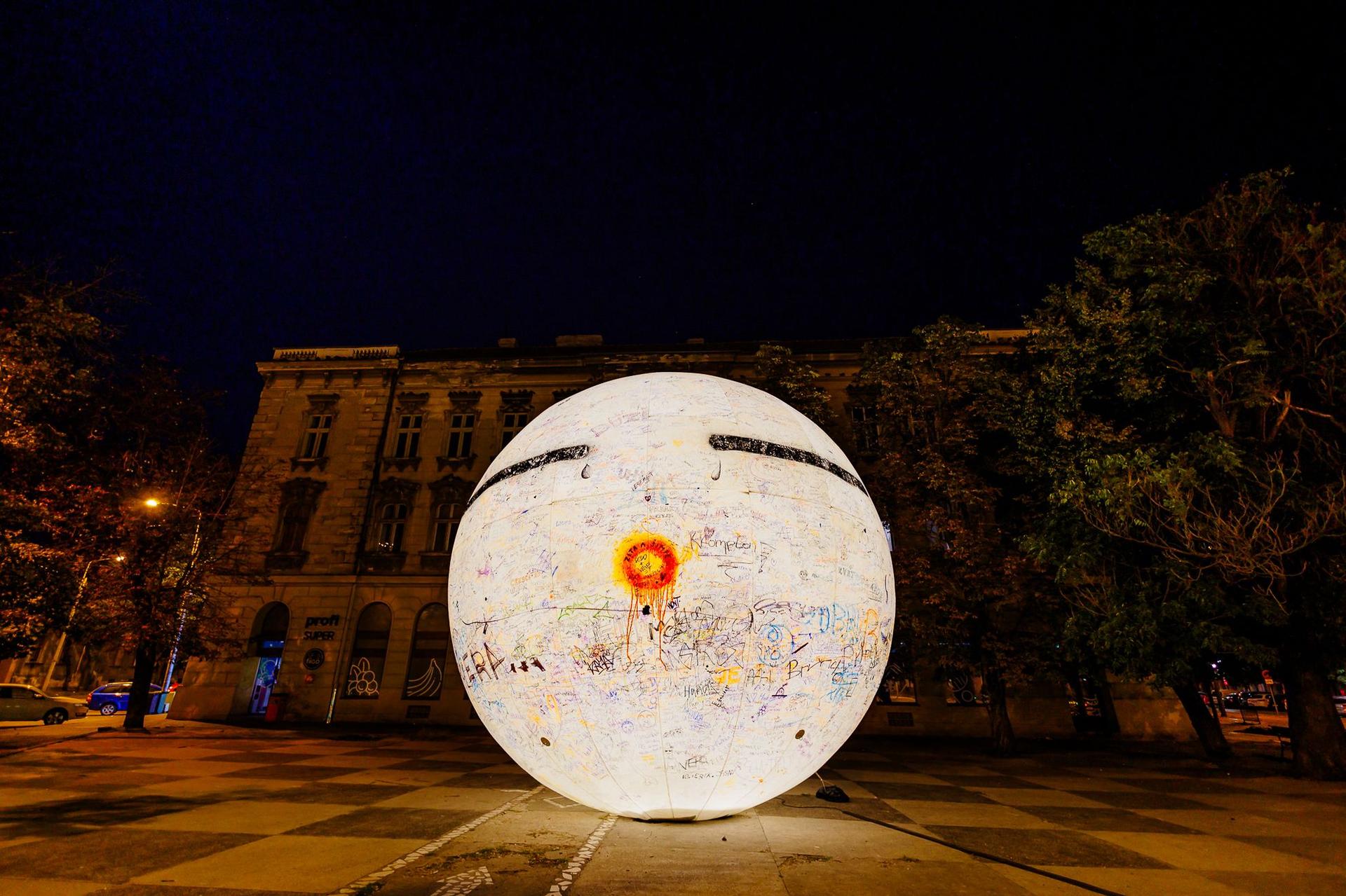 Mega Viki: un balon imens și luminos, având desenat simplist ochi și gură, evocând deopotrivă joc și seriozitate. Mega Viki este o operă auto-ironică, având rolul de a reprezenta ego-ul artistului Viktor Frešo, care și-a infuzat trăsăturile sale distinctive în această creație. Este amplasata in Piata Mocioni