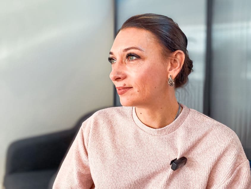 Anna, refugiată din Ucraina. De profesie avocat, acum lucrează într-un depozit. Foto: Luiza Popovici